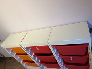 Estantería con cajones de plastico