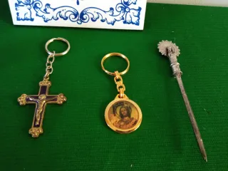 Lote religioso: Cruz, llaveros,abrecartas y más.
