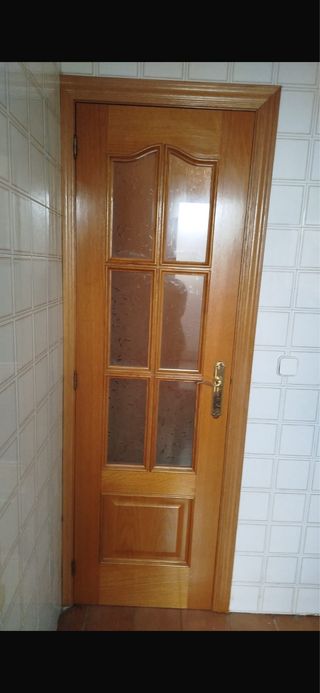 Puerta de madera con cristal