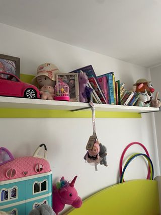 Cuna convertible con estantería