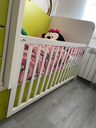 Cuna convertible con estantería