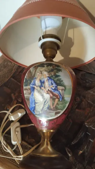 Lámpara antigua francesa con escena