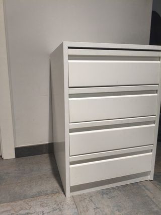 Cajonera blanca de 4 cajones.