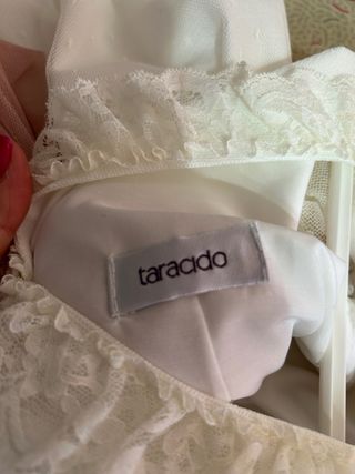 Vestido blanco para evento con fajín rosa