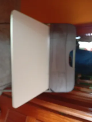 Escritorio plegable gris y blanco