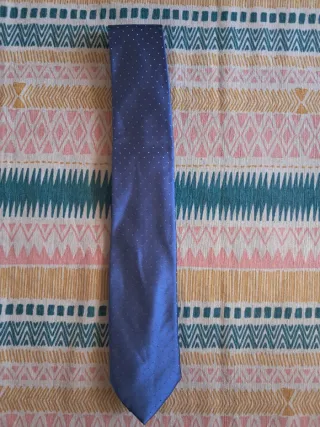 Corbata azul con puntos