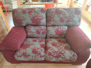 Sofás de tela granate y gris, de calidad.