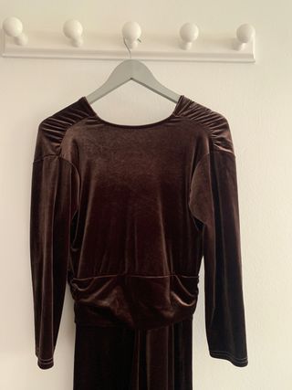 Mono de terciopelo marrón