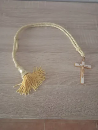 Colgante Crucifijo Dorado y Blanco