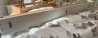 Estante de madera blanco con barra