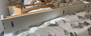 Estante de madera blanco con barra