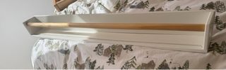 Estante de madera blanco con barra