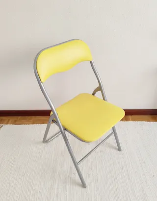 Silla plegable amarilla y gris