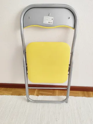 Silla plegable amarilla y gris