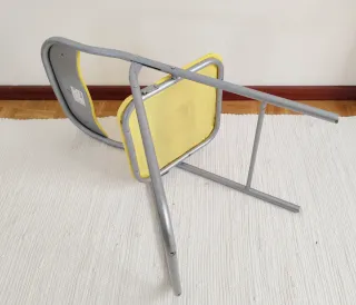Silla plegable amarilla y gris