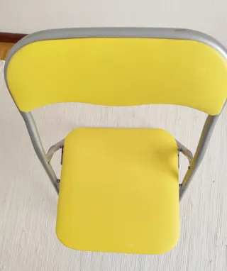 Silla plegable amarilla y gris