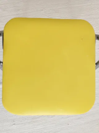 Silla plegable amarilla y gris