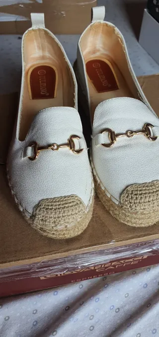 Scarpe tipo espadrillas bianche con fibbia dorata
