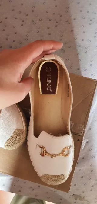 Scarpe tipo espadrillas bianche con fibbia dorata