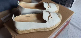 Scarpe tipo espadrillas bianche con fibbia dorata