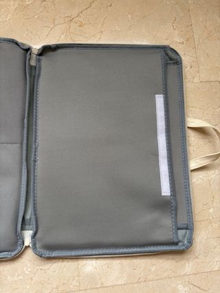 Funda portátil con diseño de monstruos