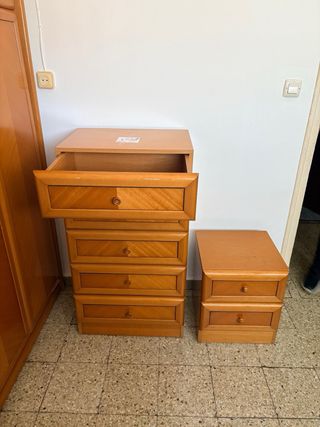 Sinfonier, mesilla y estanterías de madera