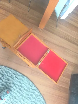 Costurero de madera con patas