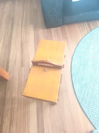 Costurero de madera con patas