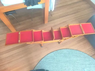 Costurero de madera con patas