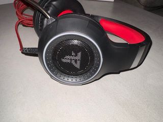 Cascos gaming negros y rojos