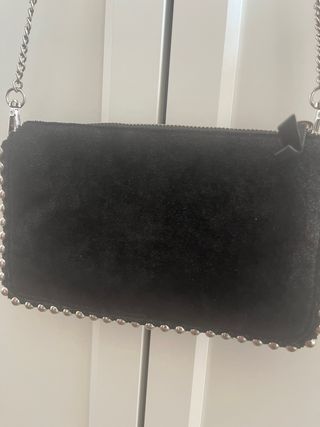 Bolso negro con cadena plateada