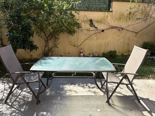 Mesa de jardín +dos sillas  de regalo