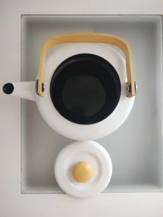 Cafetera blanca con diseño frutal