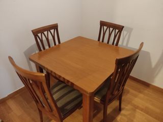 Mesa de comedor con 4 sillas