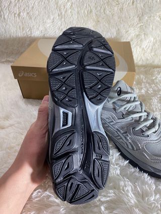 Zapatos Asics Grises y Plateados