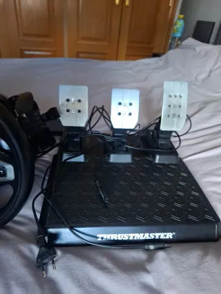 Volante e Pedali Thrustmaster per PC e Play