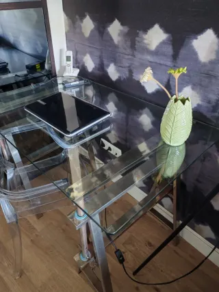 Escritorio de cristal y metal