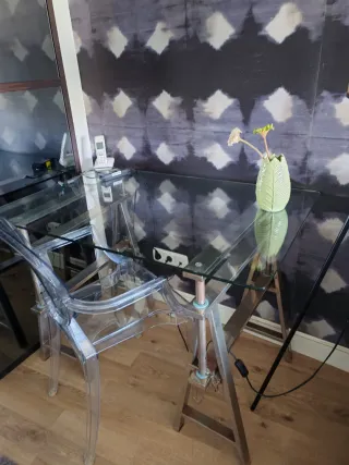 Escritorio de cristal y metal