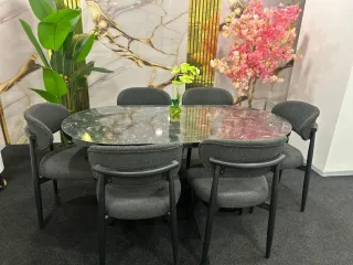 Mesa de comedor ovalada gris y sillas