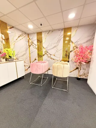 Mesa de comedor ovalada gris y sillas