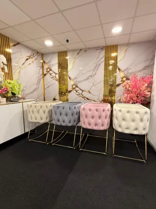 Mesa de comedor ovalada gris y sillas