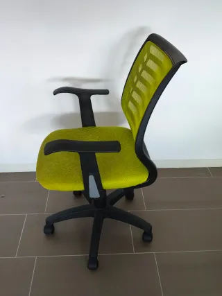 Silla de oficina ergonómica verde