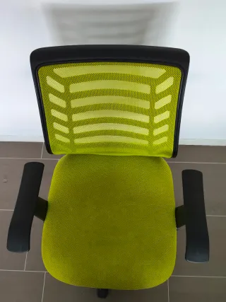 Silla de oficina ergonómica verde