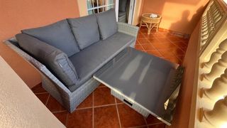 Sofá y mesa de exterior gris