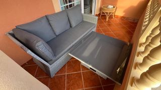Sofá y mesa de exterior gris