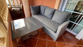 Sofá y mesa de exterior gris