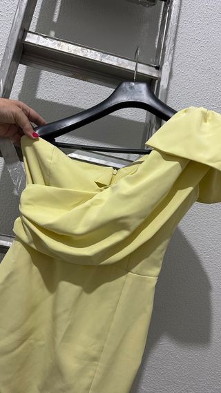 Vestido de fiesta amarillo asimétrico