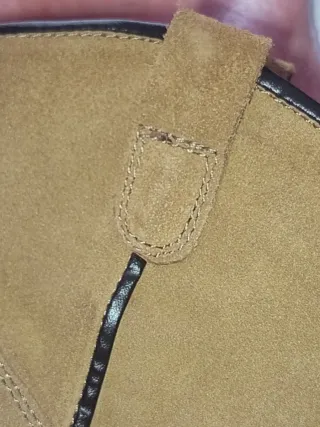 Botines de ante beige con tacón.