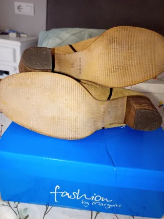 Botines de ante beige con tacón.