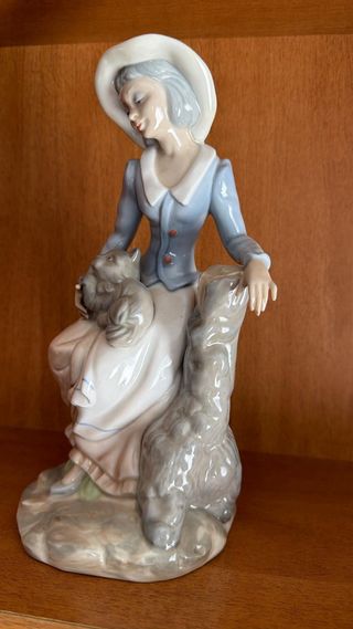 Figura cerámica mujer con gato